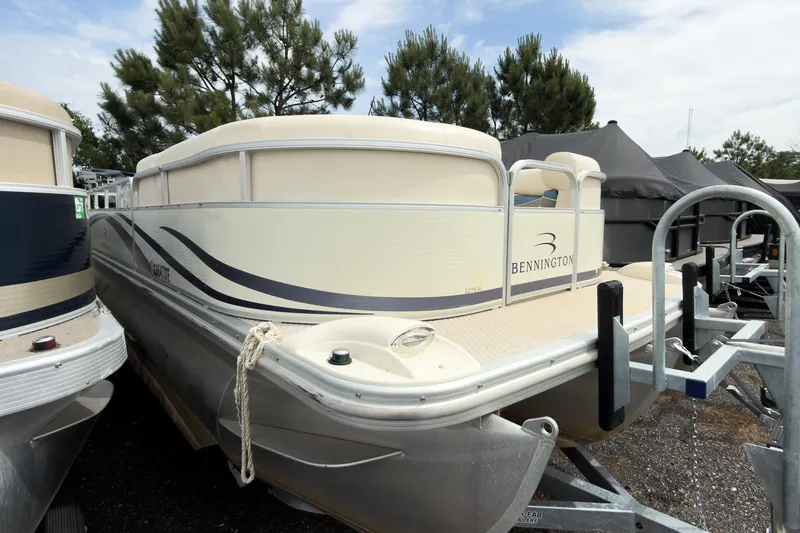The Image of 2006 Bennington 2275RL pontoon boat on trailer, parked outdoors. - 0