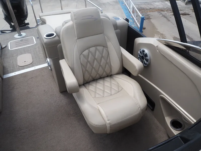Slide: The Image of Luxurious seating in a 2015 Bennington 2572 RCW boat. - 12