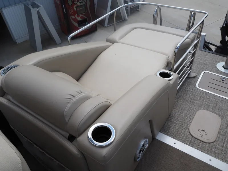 Slide: The Image of Bennington 2572 RCW 2015 pontoon boat with beige seating area. - 14