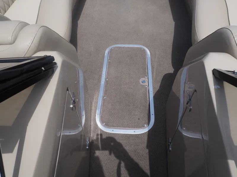 Slide: The Image of Interior of a 2015 Bennington 2572 RCW boat with carpet flooring. - 20
