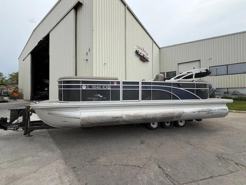 The Image of 2019 Bennington 23SX pontoon boat parked outside warehouse. - 1