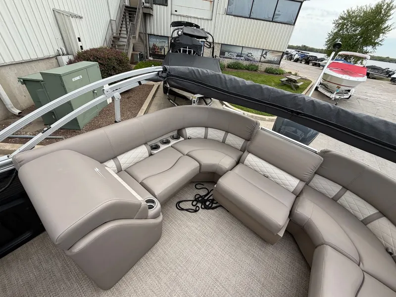 Slide: The Image of Interior of a 2019 Bennington 23SX pontoon boat with beige seating. - 9