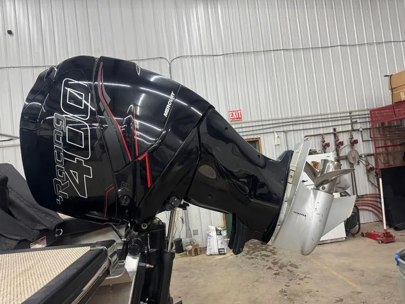 Slide: The Image of Mercury Racing 400 outboard motor on Bennington 25QXSBA ESP TRI 2021. - 10