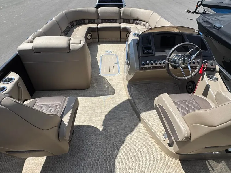 Slide: The Image of Interior of a 2021 Bennington 25QXSBA ESP TRI pontoon boat. - 11