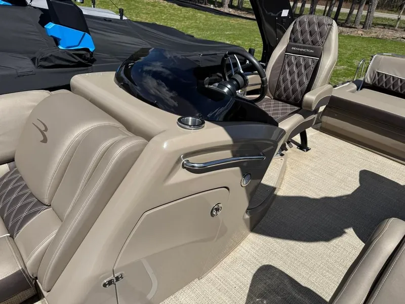 Slide: The Image of Interior of a 2021 Bennington 25QXSBA ESP TRI boat. - 16