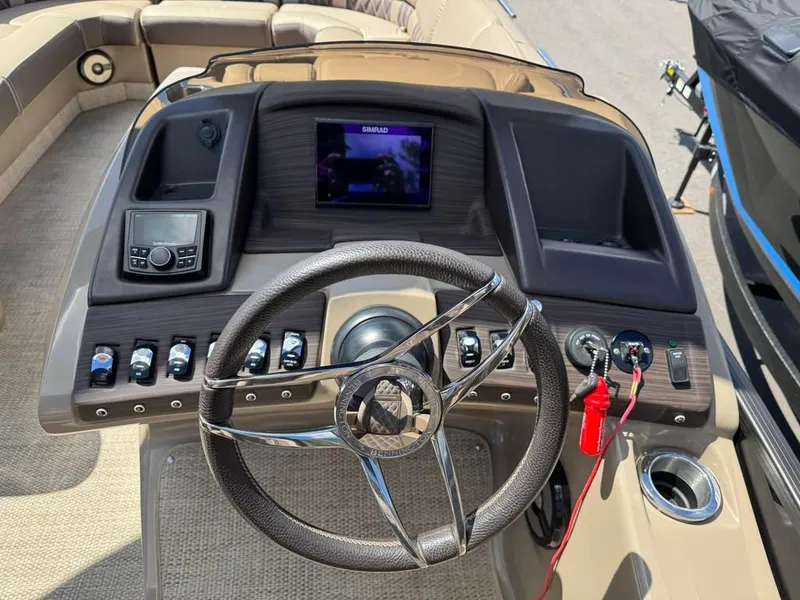 Slide: The Image of Dashboard of a 2021 Bennington 25QXSBA ESP TRI pontoon boat. - 18