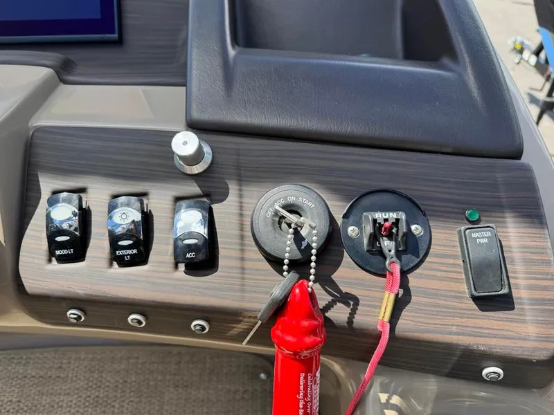 Slide: The Image of Dashboard of a 2021 Bennington 25QXSBA ESP TRI boat. - 20