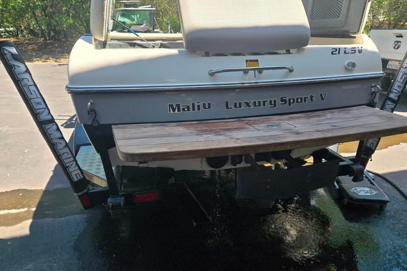 Slide: The Image of Rear view of a 2003 Malibu Sunscape 21 LSV boat with swim platform. - 12