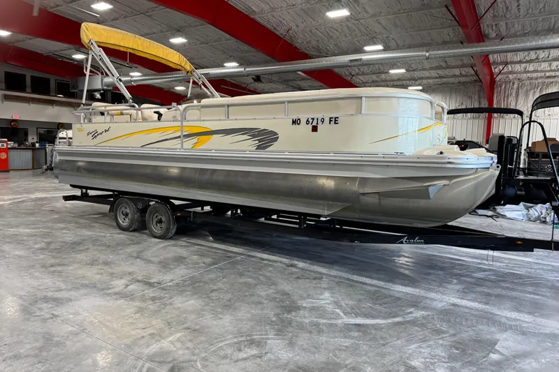 The Image of 2005 Bennington 2575 RL pontoon boat on trailer in indoor storage facility. - 1