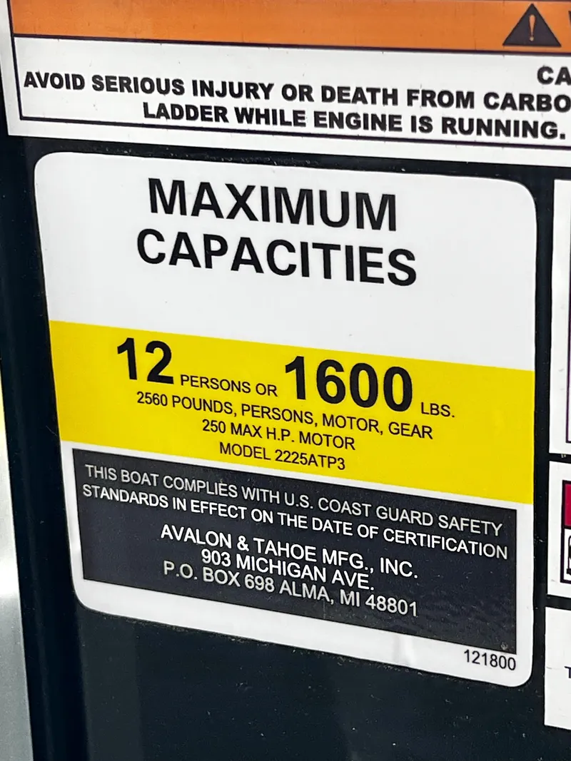 Slide: The Image of Capacity label for Avalon LSZ 23' Cruise Triple-Toon boat. - 27