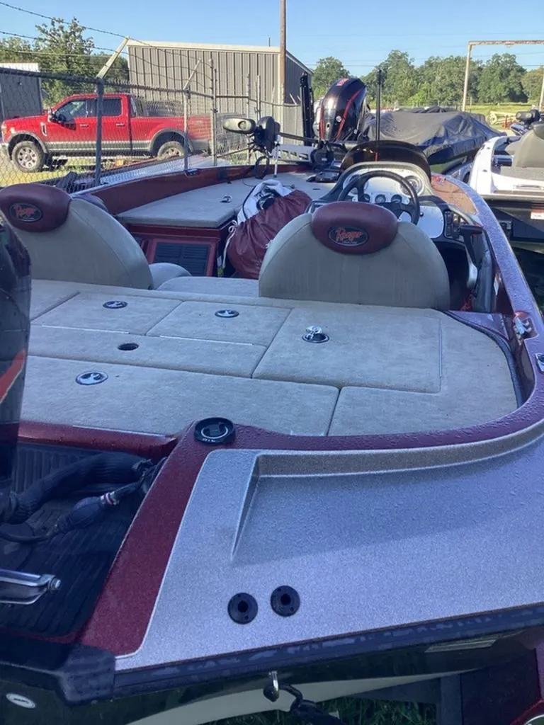 Slide: The Image of 2007 Ranger 188VS boat with interior view and steering console. - 3