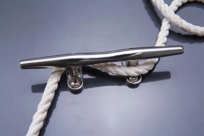 Slide: The Image of Boat cleat with rope on Tracker Targa V-18 Combo 2014. - 36