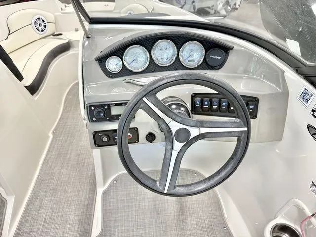Slide: The Image of Stingray 208 LR 2020 - 8