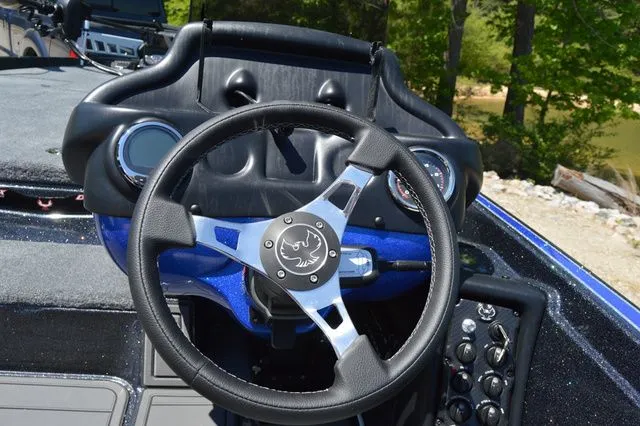 Slide: The Image of Phoenix Bass Boat 721 ZXL 2026 - 20