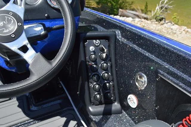 Slide: The Image of Phoenix Bass Boat 721 ZXL 2026 - 21