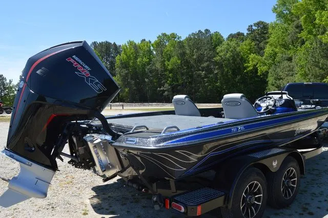 Slide: The Image of Phoenix Bass Boat 721 ZXL 2026 - 7
