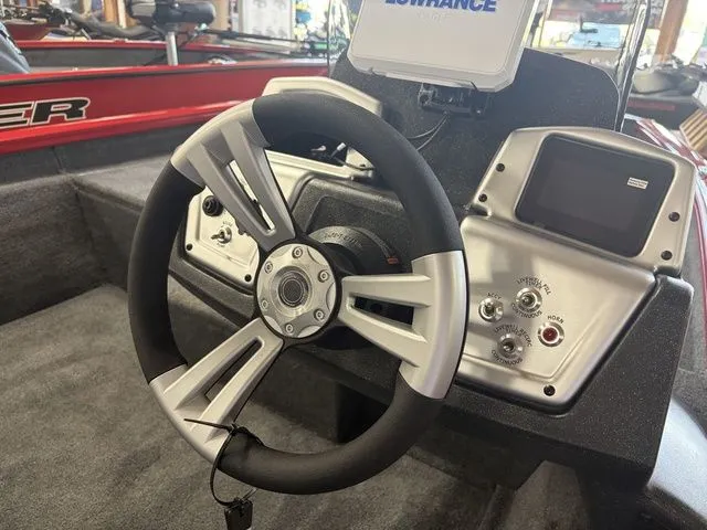 Slide: The Image of Tracker Pro Team 190 TX 2026 - 15