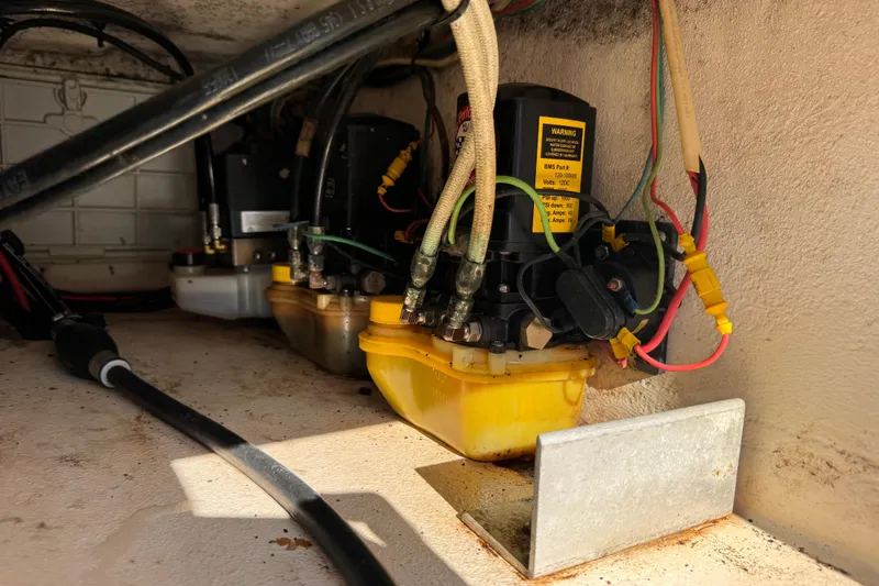 Slide: The Image of Waterman K-18 2006 model pump system with wiring and connectors in a confined space. - 32