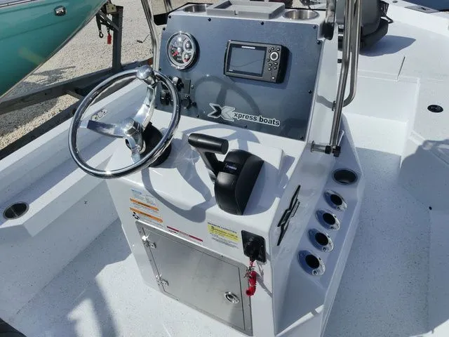 Slide: The Image of Control console of Xpress HYPER-LIFT H20 BAY 2026 boat model. - 5
