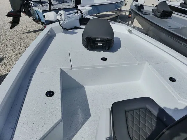 Slide: The Image of 2026 Xpress HYPER-LIFT H20 BAY boat, front deck view. - 9