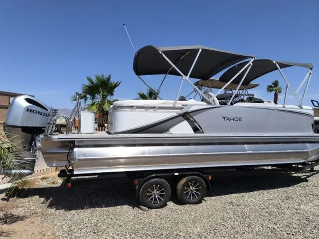 The Image of Tahoe LTZ Quad Lounger 23 FT 2026 - 1