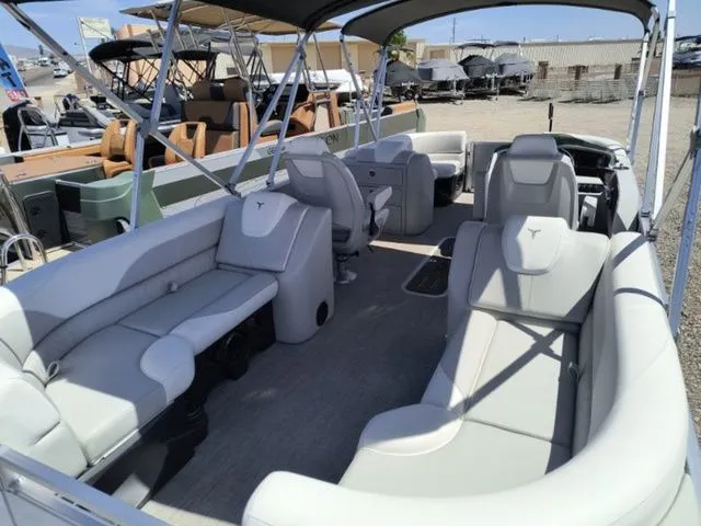 Slide: The Image of Tahoe LTZ Quad Lounger 23 FT 2026 - 11