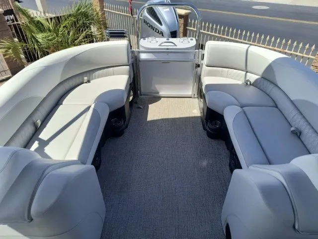 Slide: The Image of Tahoe LTZ Quad Lounger 23 FT 2026 - 14