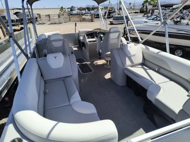 Slide: The Image of Tahoe LTZ Quad Lounger 23 FT 2026 - 16