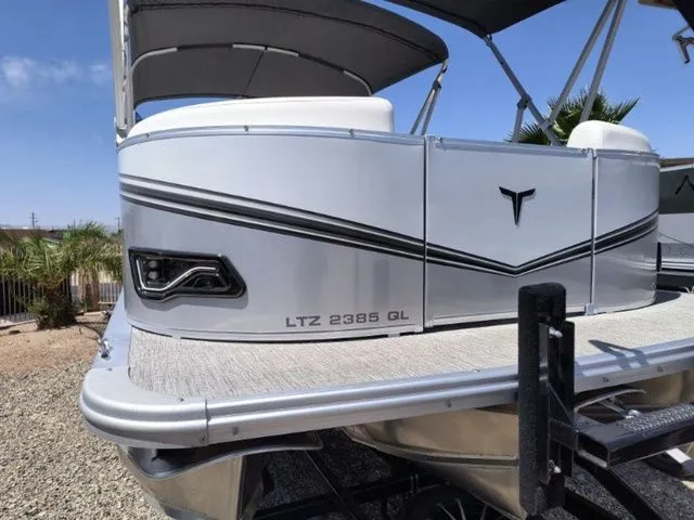 Slide: The Image of Tahoe LTZ Quad Lounger 23 FT 2026 - 3