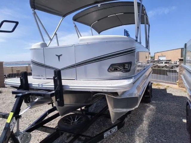 Slide: The Image of Tahoe LTZ Quad Lounger 23 FT 2026 - 4