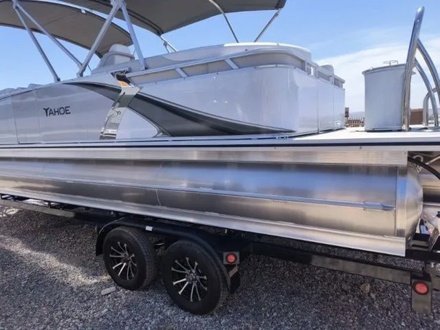 Slide: The Image of Tahoe LTZ Quad Lounger 23 FT 2026 - 5
