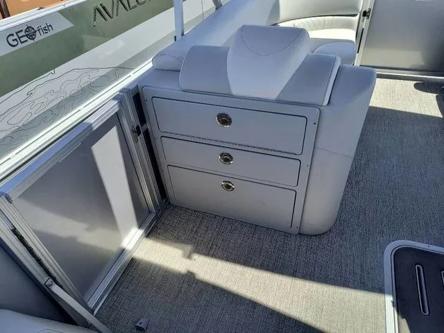 Slide: The Image of Tahoe LTZ Quad Lounger 23 FT 2026 - 7