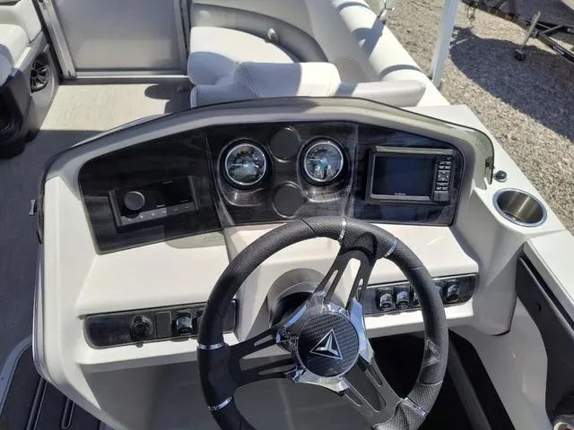 Slide: The Image of Tahoe LTZ Quad Lounger 23 FT 2026 - 8