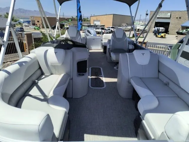 Slide: The Image of Tahoe LTZ Quad Lounger 23 FT 2026 - 9