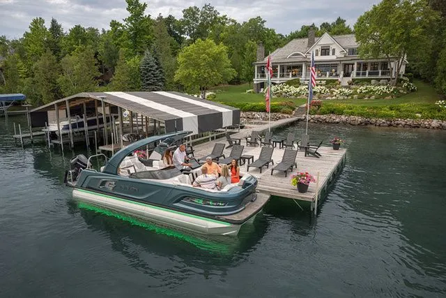 Slide: The Image of Avalon Excalibur Quad Lounge Windshield 27 FT 2026 - 6