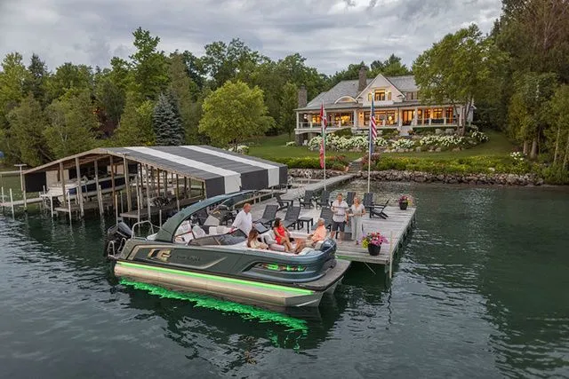 Slide: The Image of Avalon Excalibur Quad Lounge Windshield 27 FT 2026 - 8