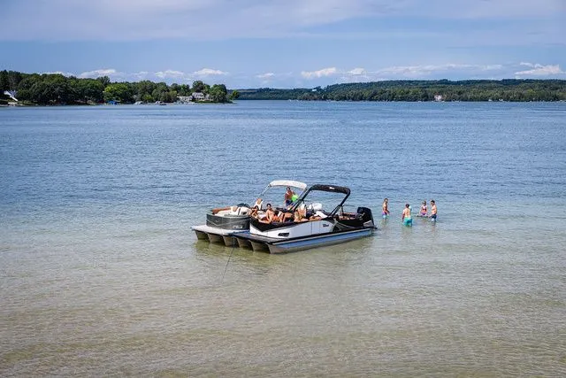 Slide: The Image of Tahoe LTZ Elite Windshield 23 FT 2026 - 5