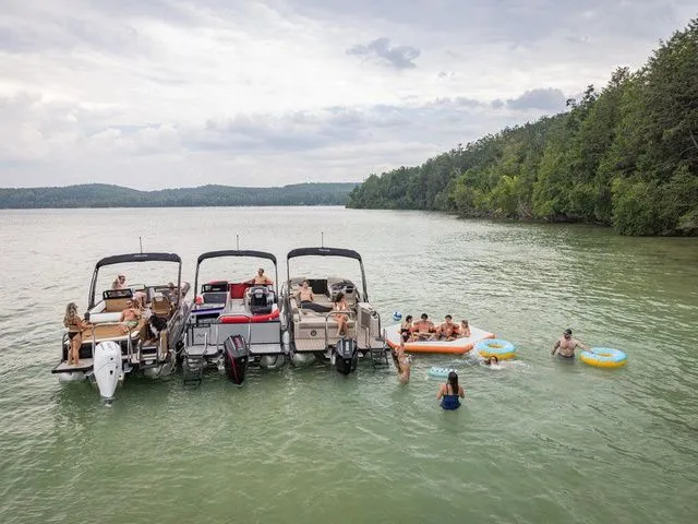 Slide: The Image of Tahoe LTZ Elite Windshield 23 FT 2026 - 9