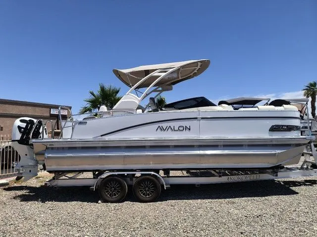 The Image of Avalon Catalina Quad Lounger Shift Windshield 23 FT 2026 - 1