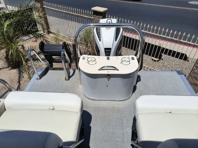 Slide: The Image of Avalon Catalina Quad Lounger Shift Windshield 23 FT 2026 - 13