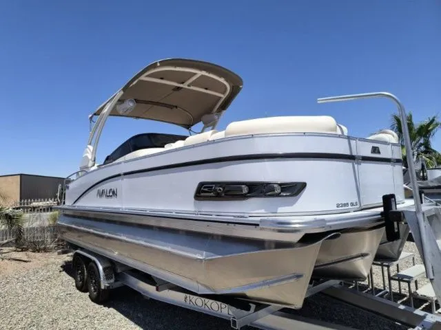 Slide: The Image of Avalon Catalina Quad Lounger Shift Windshield 23 FT 2026 - 4