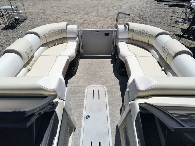 Slide: The Image of Avalon Catalina Quad Lounger Shift Windshield 23 FT 2026 - 9