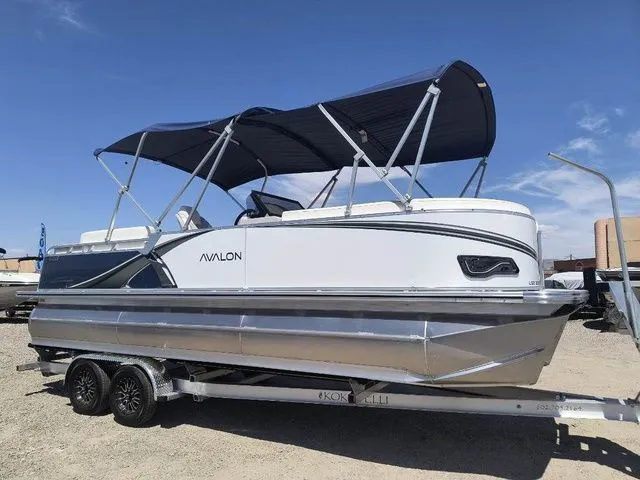 The Image of Avalon LSZ Elite Windshield 23 FT 2026 - 1