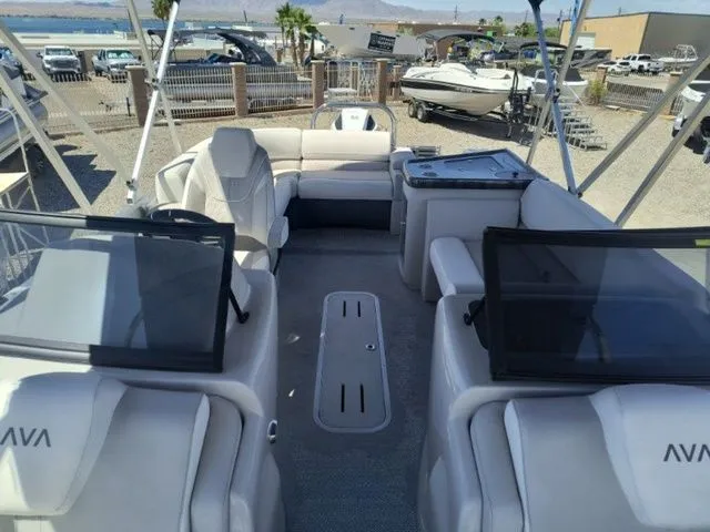 Slide: The Image of Avalon LSZ Elite Windshield 23 FT 2026 - 10