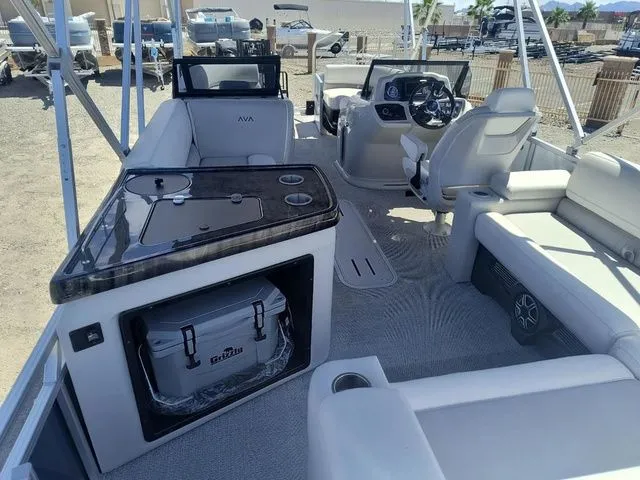 Slide: The Image of Avalon LSZ Elite Windshield 23 FT 2026 - 11