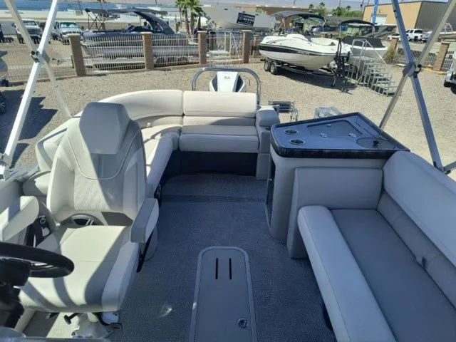 Slide: The Image of Avalon LSZ Elite Windshield 23 FT 2026 - 12