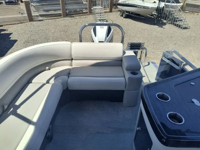 Slide: The Image of Avalon LSZ Elite Windshield 23 FT 2026 - 13