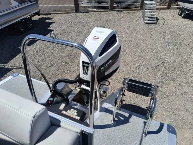 Slide: The Image of Avalon LSZ Elite Windshield 23 FT 2026 - 14