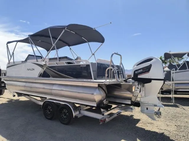 Slide: The Image of Avalon LSZ Elite Windshield 23 FT 2026 - 3