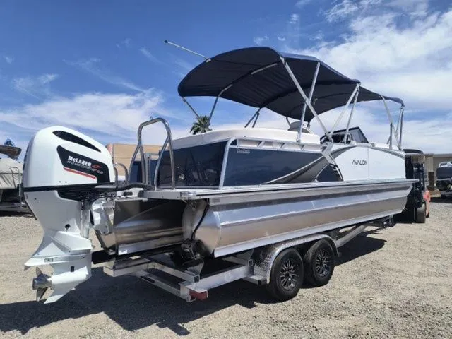 Slide: The Image of Avalon LSZ Elite Windshield 23 FT 2026 - 4